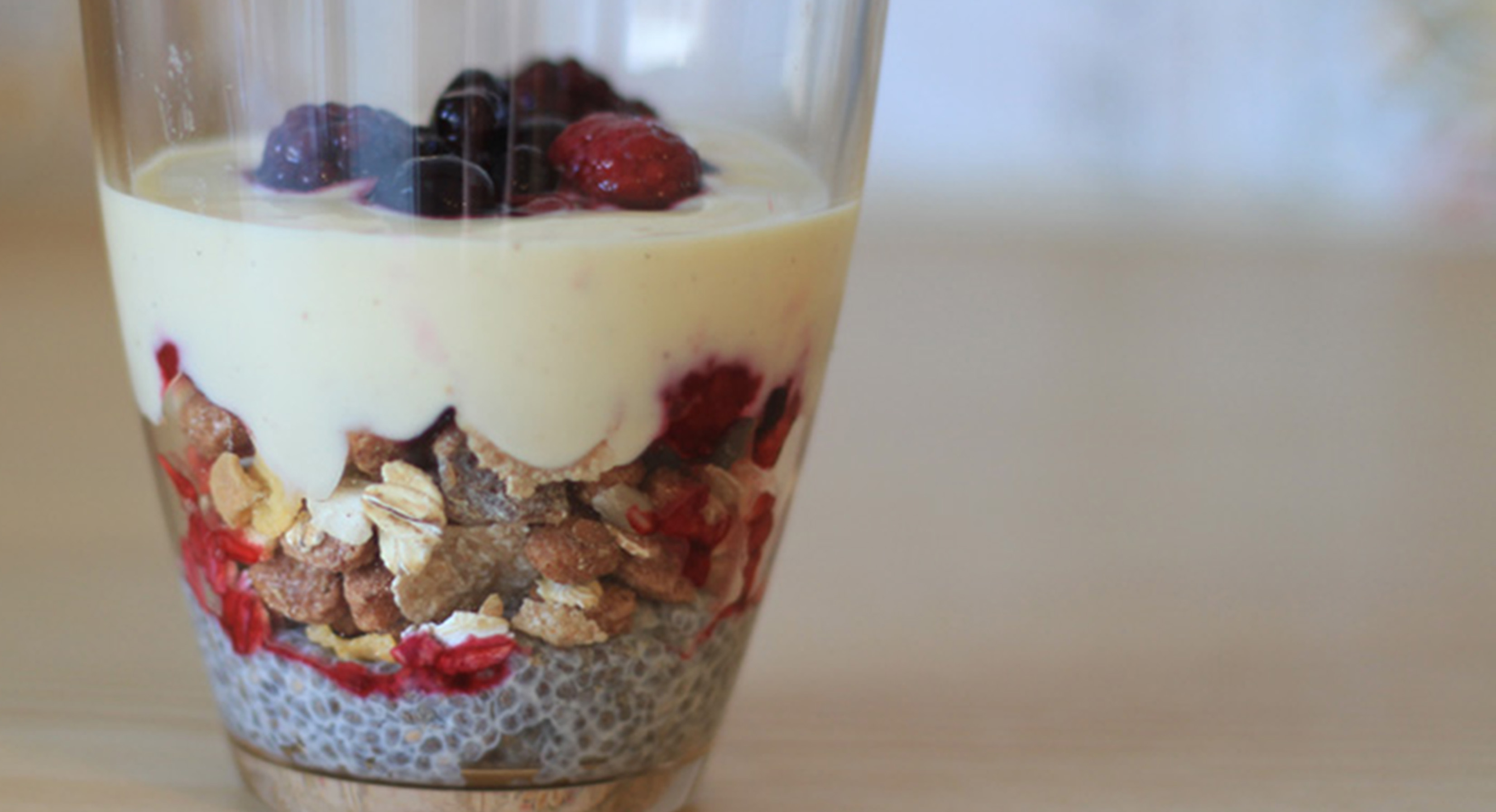 Chia-Pudding mit Früchten, Müsli und Joghurt